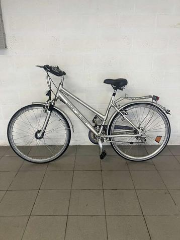 Zilveren sportieve stadsfiets – in oké staat beschikbaar voor biedingen