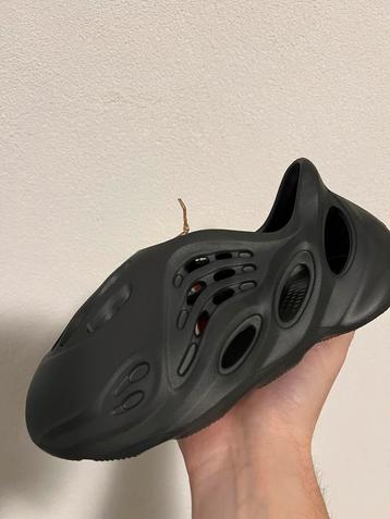 Yeezy Foam RNR onyx 27 beschikbaar voor biedingen