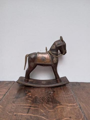 Cheval à bascule indien en bois décoré de cuivre. beschikbaar voor biedingen