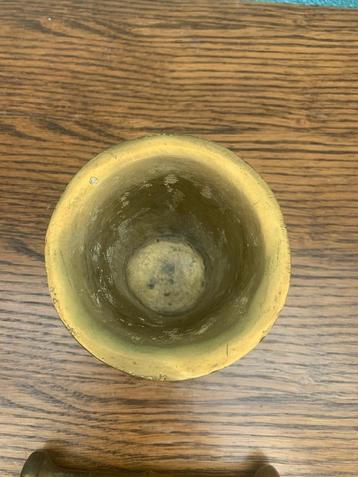 Antieke vijzel met stamper beschikbaar voor biedingen