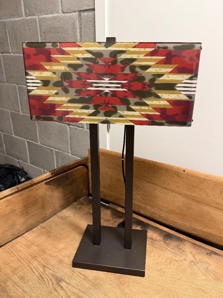 Belle lampe de table avec motif géométrique, Maison & Meubles, Lampes | Lampes de table, Comme neuf, 50 à 75 cm, Verre, Métal