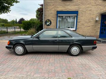 Mercedes W124 Coupe 220CE 1993 Zwart, Auto's, Mercedes-Benz, 4 cilinders, Zwart, Handgeschakeld, Particulier