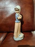 Figurine en porcelaine Femme avec chien, estampillée, Antiquités & Art, Enlèvement ou Envoi