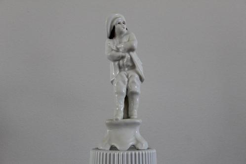 Antiek porseleinen beeldje - Kind met hoed - stijl v, Antiek en Kunst, Curiosa en Brocante, Ophalen of Verzenden