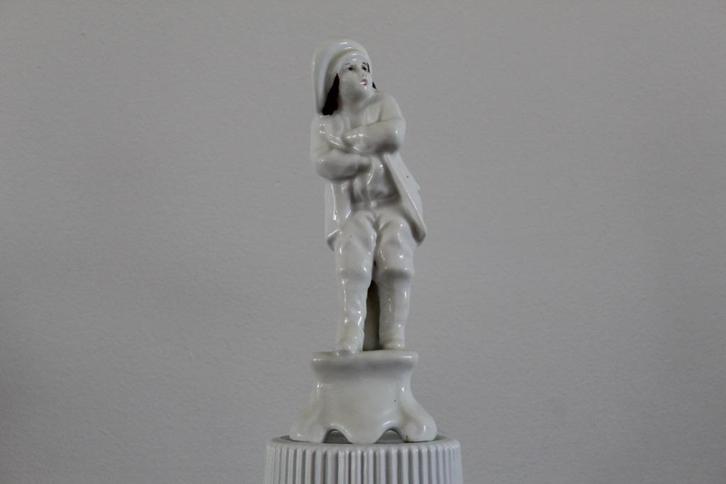 Antiek porseleinen beeldje - Kind met hoed - stijl v, Antiek en Kunst, Curiosa en Brocante, Ophalen of Verzenden