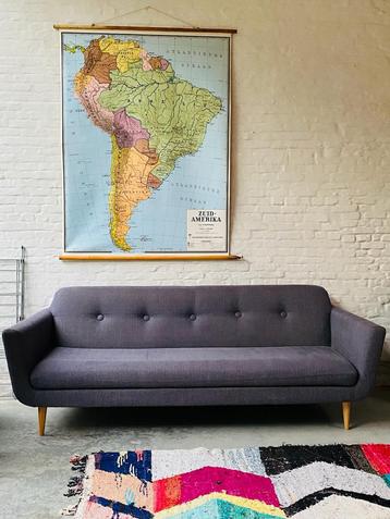 Twee design sofa’s met pouf // 1-zit en 3-zit beschikbaar voor biedingen