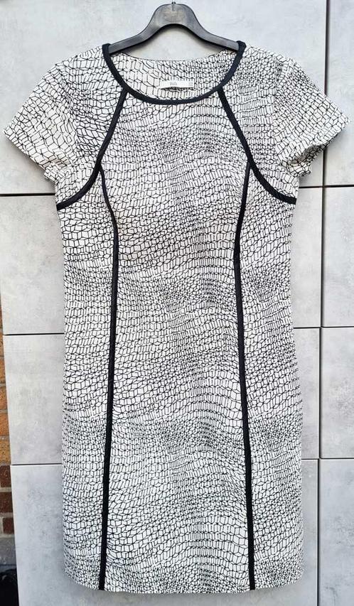 jurk Stills M40 - wit met zwart -zie afmetingen, Kleding | Dames, Jurken, Zo goed als nieuw, Maat 38/40 (M), Wit, Ophalen