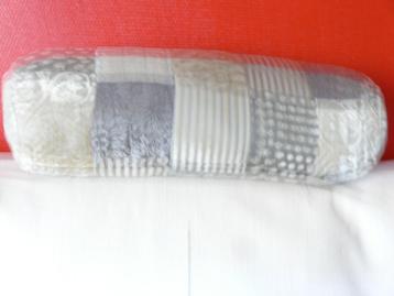 In goede staat rolkussen  beige/bruine/ grijze tinten  beschikbaar voor biedingen