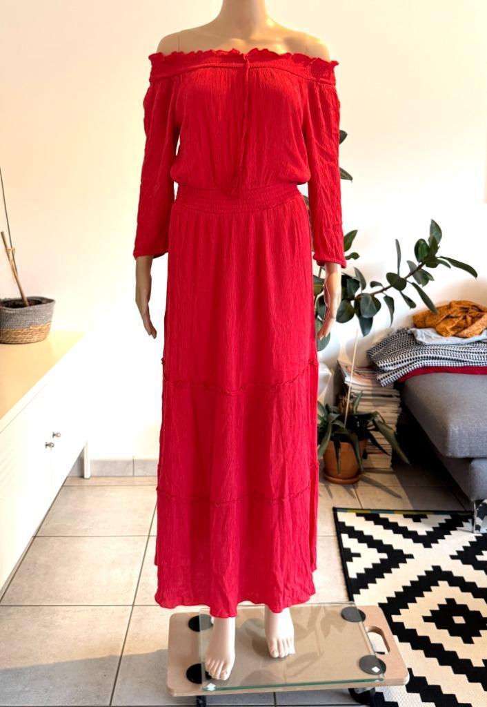 Gorgeous red dress with carmen neckline (size S/M) new, Kleding | Dames, Jurken, Nieuw, Maat 38/40 (M), Rood, Onder de knie, Ophalen of Verzenden