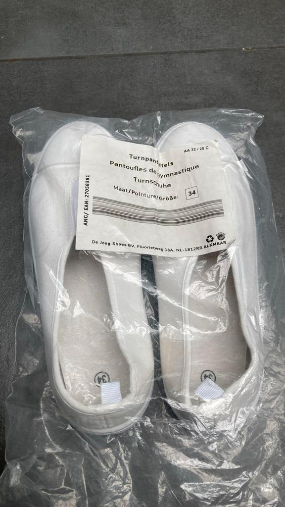 244: witte turnpantoffels maat 34, Sport en Fitness, Turnen, Ophalen of Verzenden