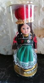poupée de pays dans sa boite d'origine, Collections, Comme neuf, Enlèvement ou Envoi, Poupée
