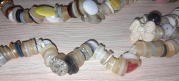 Collier fantaisie à boutons divers + 1noeud papillon beschikbaar voor biedingen