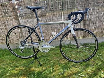 Vélo de route Decathlon B'Twin, petit modèle, 27 vitesses  disponible aux enchères