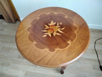 Rond (bijzet-) tafeltje met bloemmotief in kerselaar (izgst) beschikbaar voor biedingen