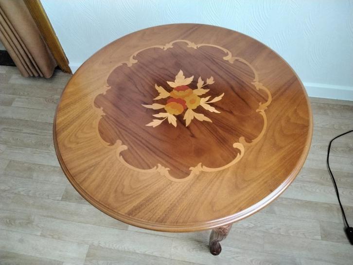 Rond (bijzet-) tafeltje met bloemmotief in kerselaar (izgst), Huis en Inrichting, Tafels | Bijzettafels, Zo goed als nieuw, Rond