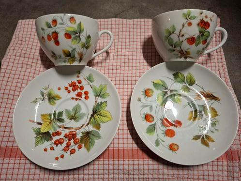 1 set van 2 Pillivuyt florale kopjes en schotels, Huis en Inrichting, Keuken | Servies, Porselein, Ophalen