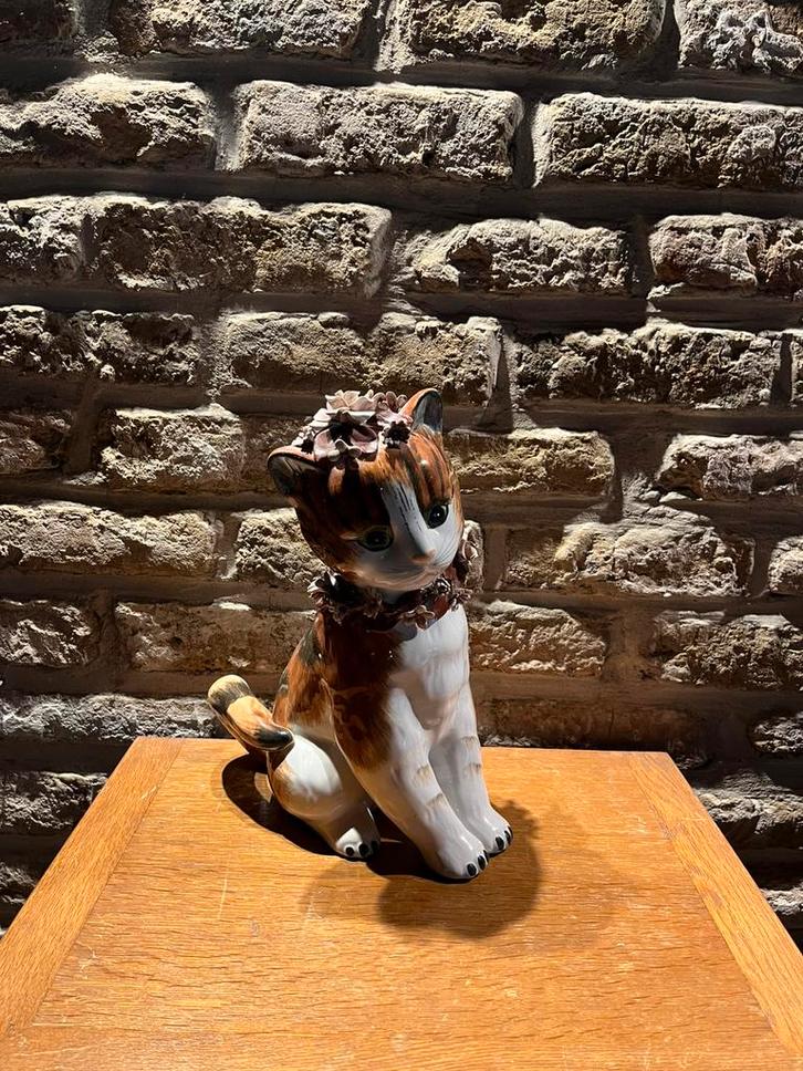 Porseleinen kat met bloemenkrans – decoratief beeld, Antiek en Kunst, Antiek | Porselein, Ophalen of Verzenden