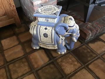 Vintage bloemenstandaard olifant in keramiek  beschikbaar voor biedingen