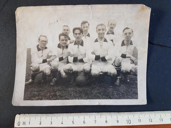 Foto Spelers voetbalploeg voetbal ( 9 x 12 cm ), Verzamelen, Foto's en Prenten, Gebruikt, Foto, Overige onderwerpen, Voor 1940