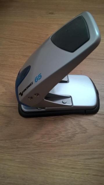 Puncher met 2 gaten beschikbaar voor biedingen