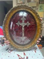 Zilveren kruisbeeld achter glas, Antiek en Kunst, Ophalen