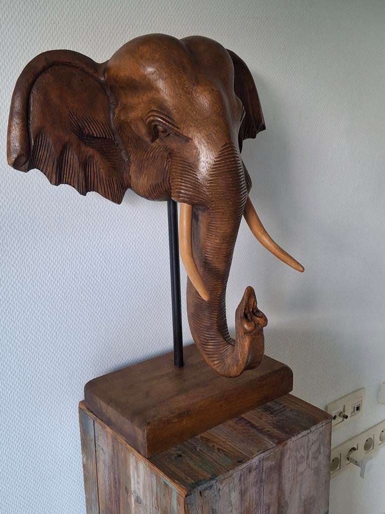 Grote houten olifant op een sokkel, Ophalen, Op sokkel, Hout