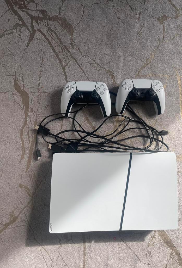 PS5 Digital + 2 controllers — Zo goed als nieuw!, Games en Spelcomputers, Spelcomputers | Sony PlayStation 5, Zo goed als nieuw