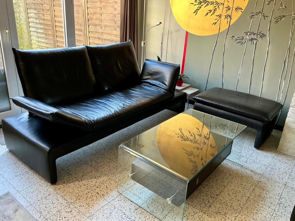 Zwart lederen zetel en voetenbank met salontafel., Ophalen, Zo goed als nieuw, Leer