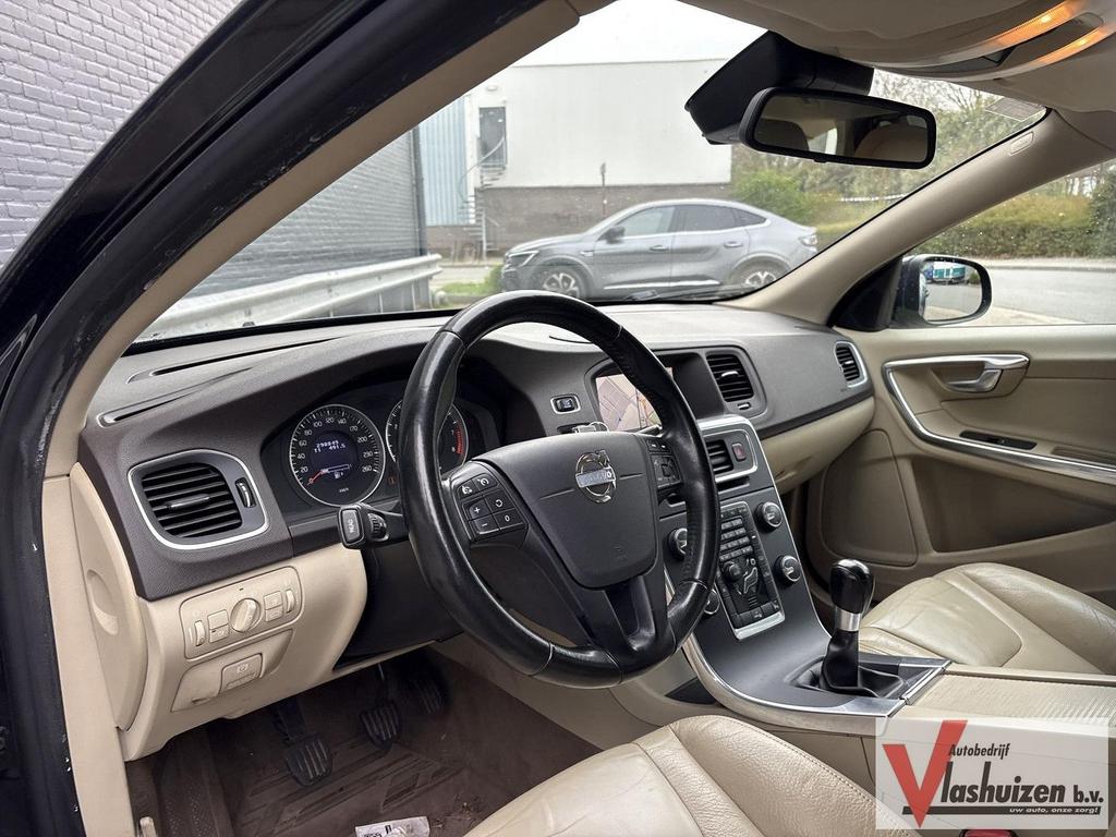 Volvo V60 1.6 T3 Kinetic | Leder | Climate | Cruise | Navi |, Autos, Volvo, Achat, 139 g/km, Entreprise, Boîte manuelle