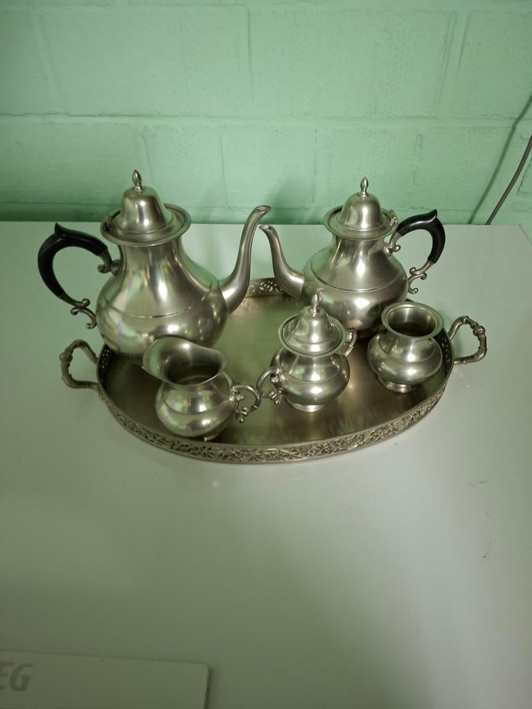 Un couple en étain se tient debout sur un plateau de service, Antiquités & Art, Enlèvement