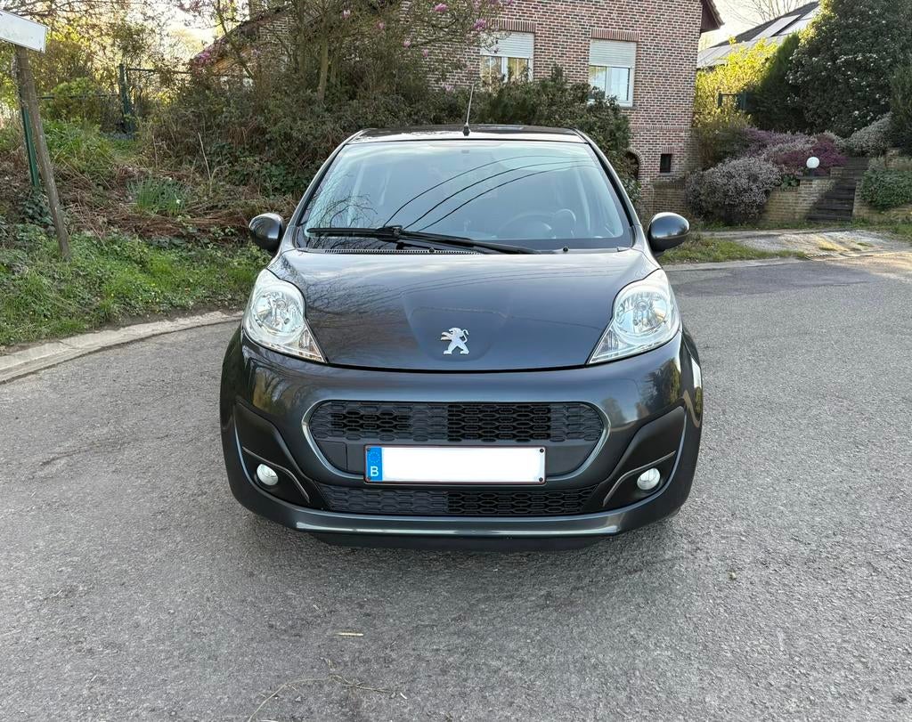 Peugeot 107 11/2013 benzine airco 5 deuren 90000km, Voorwielaandrijving, Stof, 50 kW, Zwart