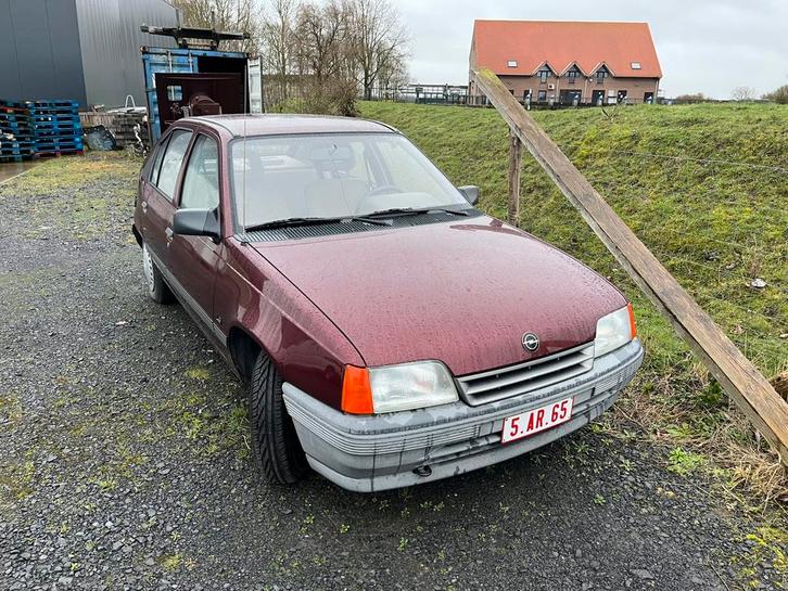 Opel Kadett, Autos, Opel, Kadett, Essence, Berline, 5 portes, Automatique, Gris, Tissu, Traction avant, Enlèvement