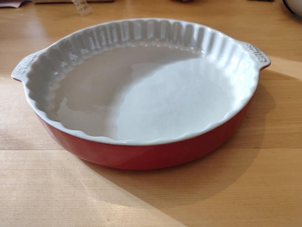NIEUW rode Staub Keramische Ovenschaal Taartvorm | 30cm | 2L, Ophalen of Verzenden, Nieuw, Overige materialen, Overige typen