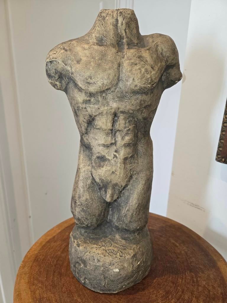 Sculpture de torse d'homme — style grec, signée, Antiquités & Art, Enlèvement ou Envoi, Fait main, Classique, Décoration murale