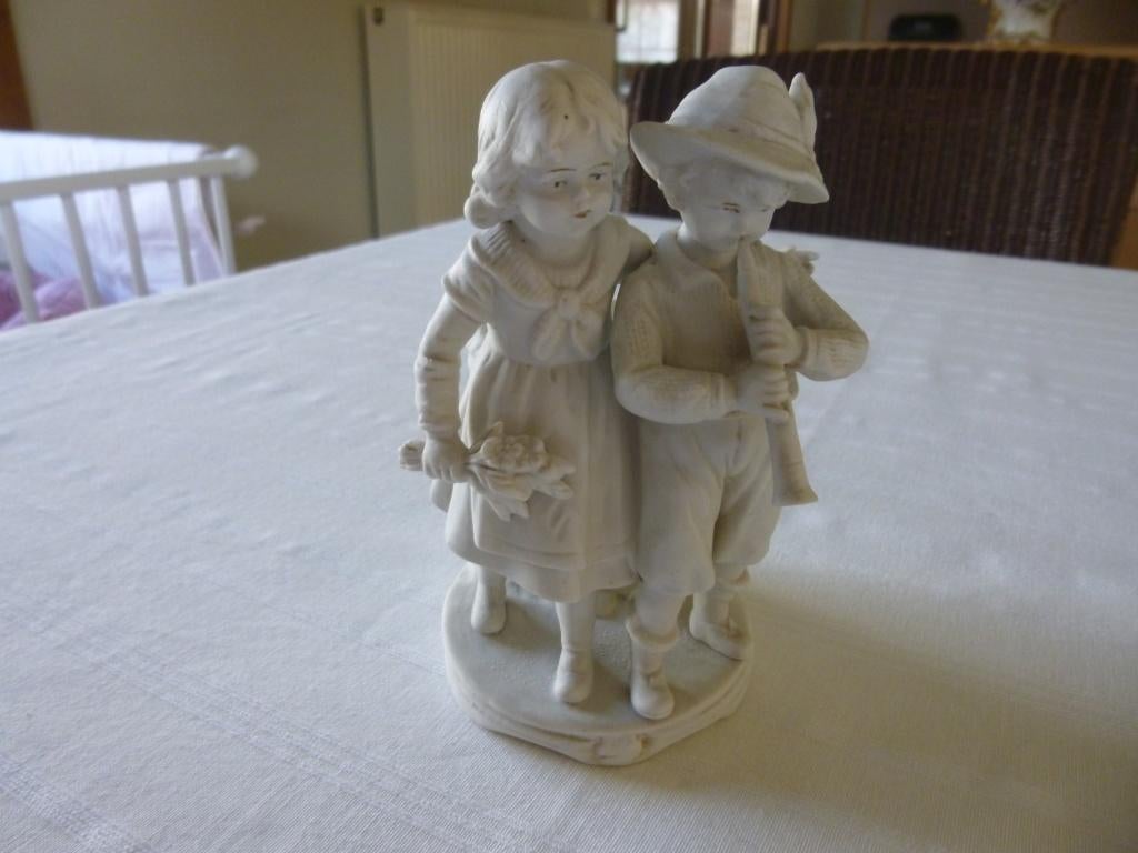 beeld in biscuit een koppeltje, Antiek en Kunst, Antiek | Porselein, Ophalen of Verzenden