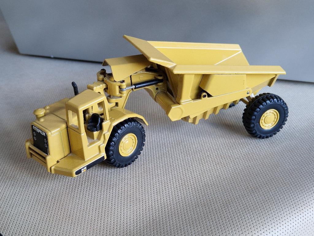 Joal 220 CAT-631 tractor met kipper 1:70 model voertuig, Ophalen of Verzenden, Zo goed als nieuw, Hijskraan, Tractor of Landbouw