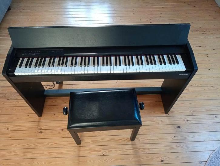 Roland F‑140R Digitale Piano + Pianostoel, Muziek en Instrumenten, Piano's, Zo goed als nieuw, Piano, Zwart, Digitaal, Ophalen