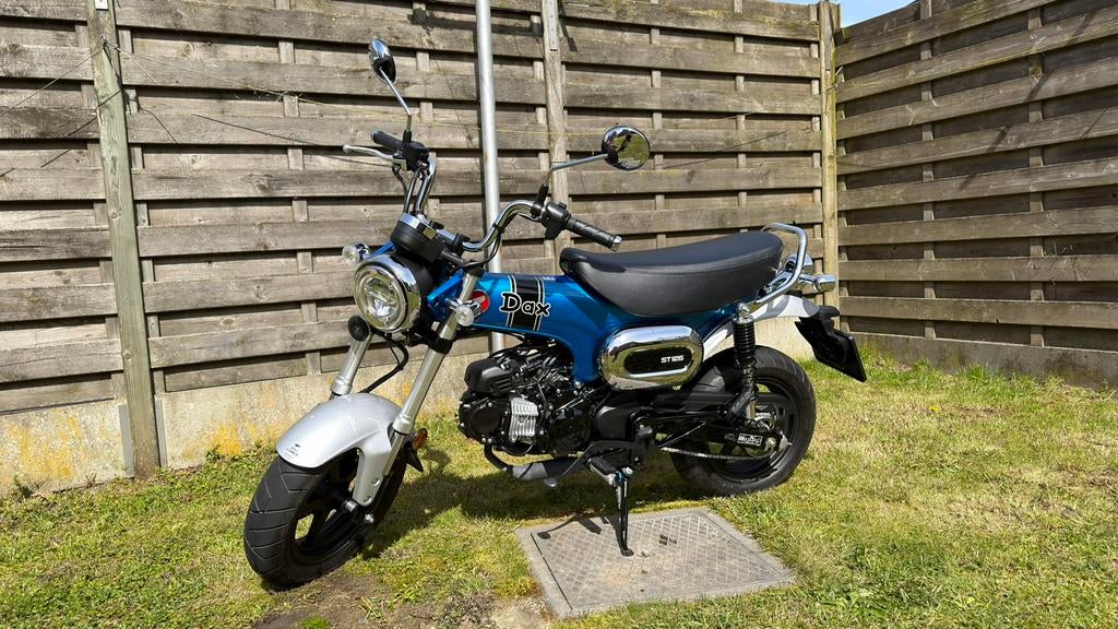 Honda Dax ST125 (bj 2025) 1500 km’s, blue-blauw, Motos, Permis Moto A1 minimum, Particulier, Autre, 1 cylindre