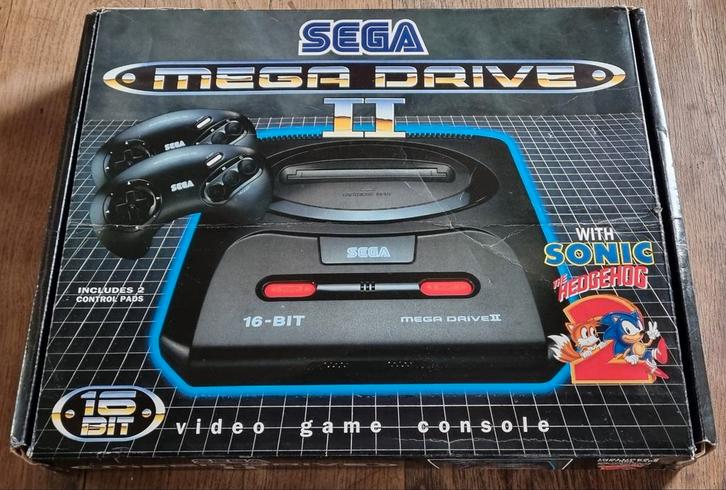 Sega mega drive II  + doos + 3 spelletjes, Games en Spelcomputers, Spelcomputers | Sega, Gebruikt, Mega Drive, Met 2 controllers