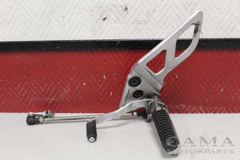 REPOSE PIEDS AVANT GAUCHE GSF 650 Bandit 2004-2006 (GSF650), Dhr. S. di Majo, Utilisé, Info@cama-motorparts.nl, P.J. Troelstraweg 8 8
3144 CX  MAASSLUIS, NL