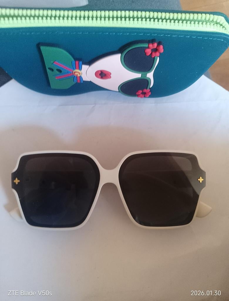 Lunettes de soleil avec étui en silicone, Envoi