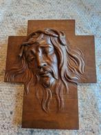 Bas-relief du Christ sculpté sur une croix en bois ancien, Enlèvement ou Envoi