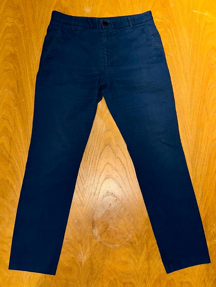Blauwe broek Hugo Boss - Elegantie en tijdloze stijl, Kleding | Heren, Broeken en Pantalons, Zo goed als nieuw, Maat 46 (S) of kleiner