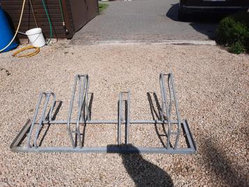 Stevig fietsrek voor 4 fietsen beschikbaar voor biedingen