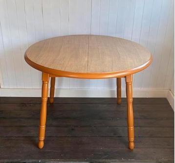 Uitschuifbare eettafel beschikbaar voor biedingen