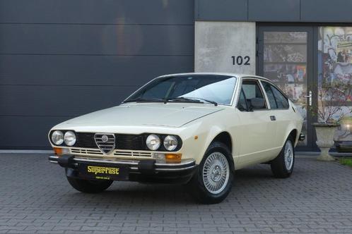 Alfa Romeo Alfetta 1600 GT, Autos, Alfa Romeo, Entreprise, Achat, GT, Essence, Coupé, Boîte manuelle, Blanc, Bleu, Cuir et Tissu