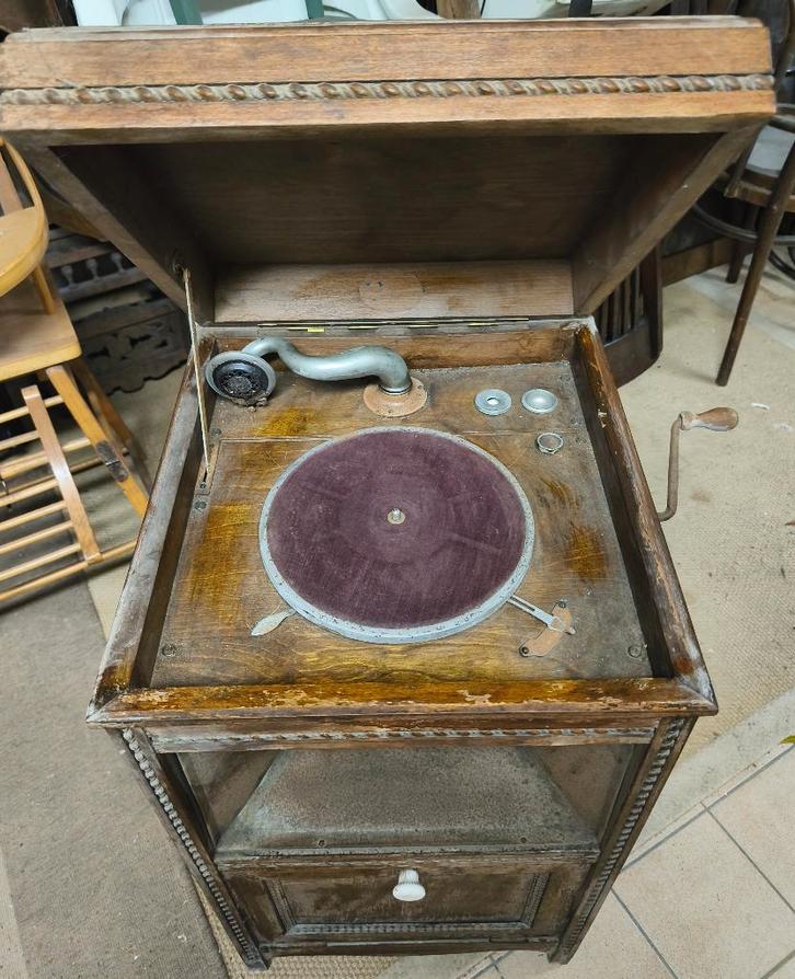 Oude grammofoon in kastje, Antiek en Kunst, Antiek | Tv's en Audio, Ophalen