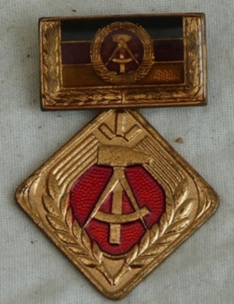 Medaille Duits, DDR, Aktivist der sozialistischen Arbeit.(2), Enlèvement ou Envoi, Autres, Ruban, Médaille ou Ailes