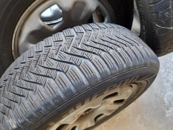 4 pneus neige 215/65 R16 montés sur jantes en acier