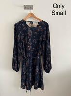 Donkerblauw kleedje met bloemetjes - small, Kleding | Dames, Jurken, Only, Blauw, Ophalen of Verzenden, Zo goed als nieuw